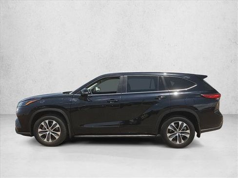 Used 2023 Toyota Highlander XLE w/ Protection Package #3 (TMS) AWD/4WD image 10
