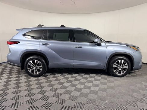 Used 2022 Toyota Highlander XLE FWD image 3