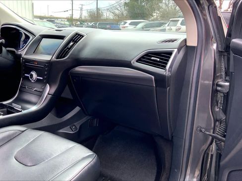 Used 2019 Ford Edge Titanium image 17