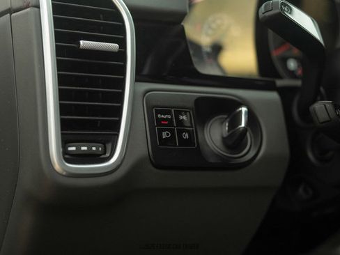 Used 2019 Porsche Cayenne Turbo image 20