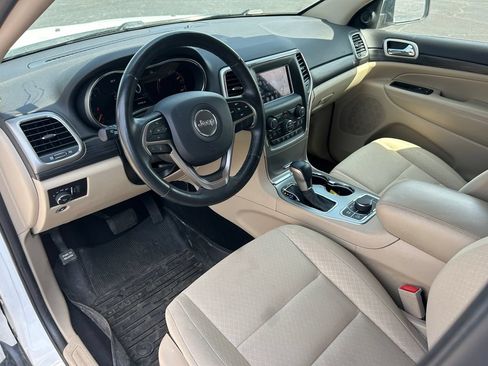 Used 2019 Jeep Grand Cherokee Laredo AWD/4WD image 26