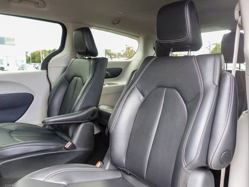 Used 2024 Chrysler Pacifica Select image 24