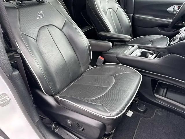 Used 2025 Chrysler Pacifica Limited FWD image 28