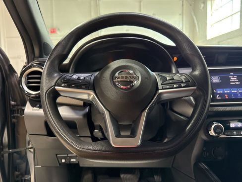 Used 2019 Nissan Kicks SV image 10