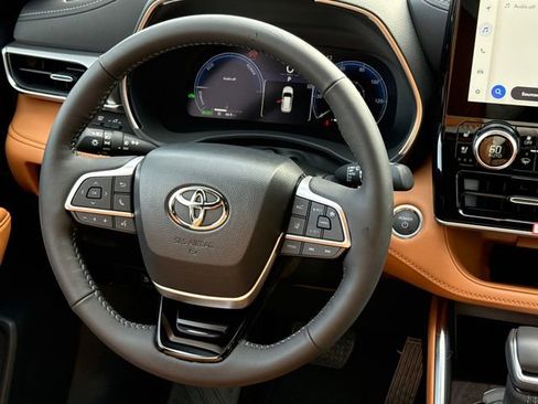 New 2026 Toyota Highlander Platinum AWD/4WD image 14