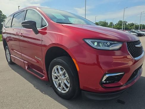 Used 2024 Chrysler Pacifica Touring-L FWD image 3