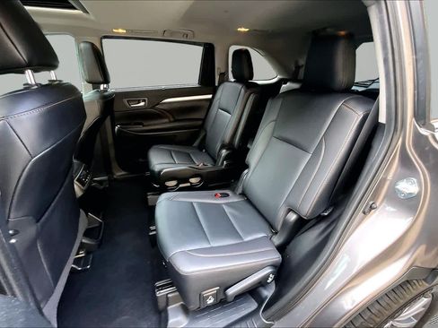 Used 2019 Toyota Highlander XLE FWD image 21