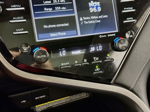 Used 2020 Toyota Camry XSE FWD image 17