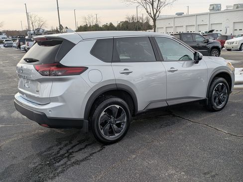 Used 2024 Nissan Rogue SV image 9