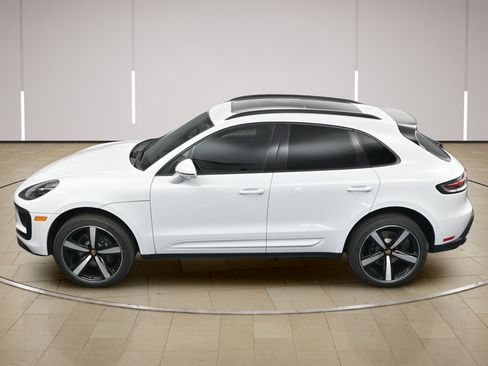 Certified 2026 Porsche Macan AWD/4WD image 34