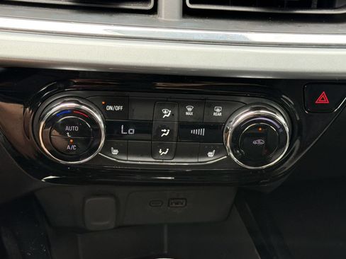 Used 2025 Chevrolet Trax LT w/ LT Convenience Package FWD image 19