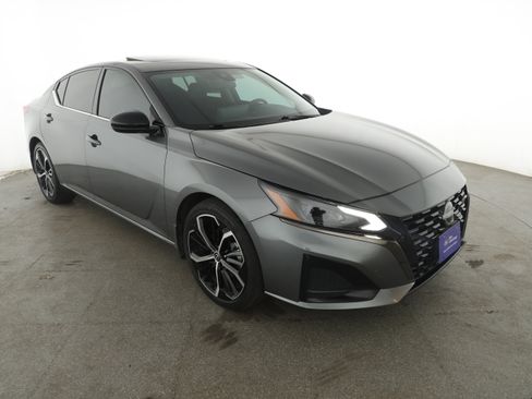 Used 2024 Nissan Altima 2.5 SR w/ SR Premium Package image 3