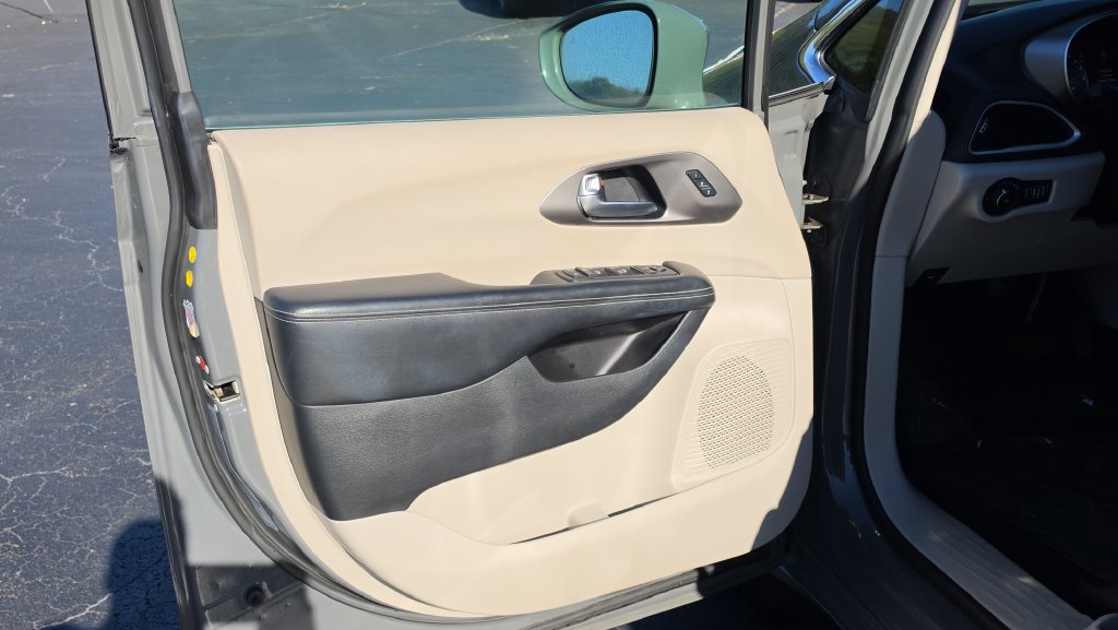 Used 2021 Chrysler Pacifica Touring-L FWD image 24