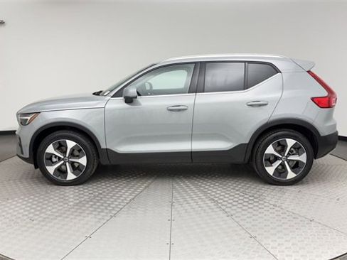 Certified 2025 Volvo XC40 B5 Plus image 5