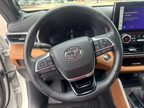 Used 2023 Toyota Highlander Platinum FWD image 29