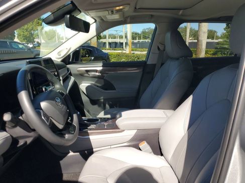 Used 2024 Toyota Highlander Limited image 28