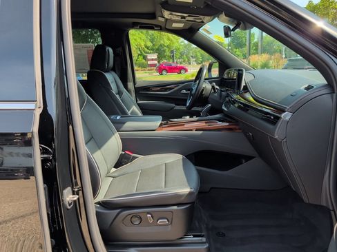 Used 2023 Cadillac Escalade Premium Luxury AWD/4WD image 37