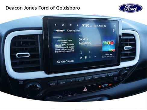 Used 2023 Hyundai Venue Limited image 26