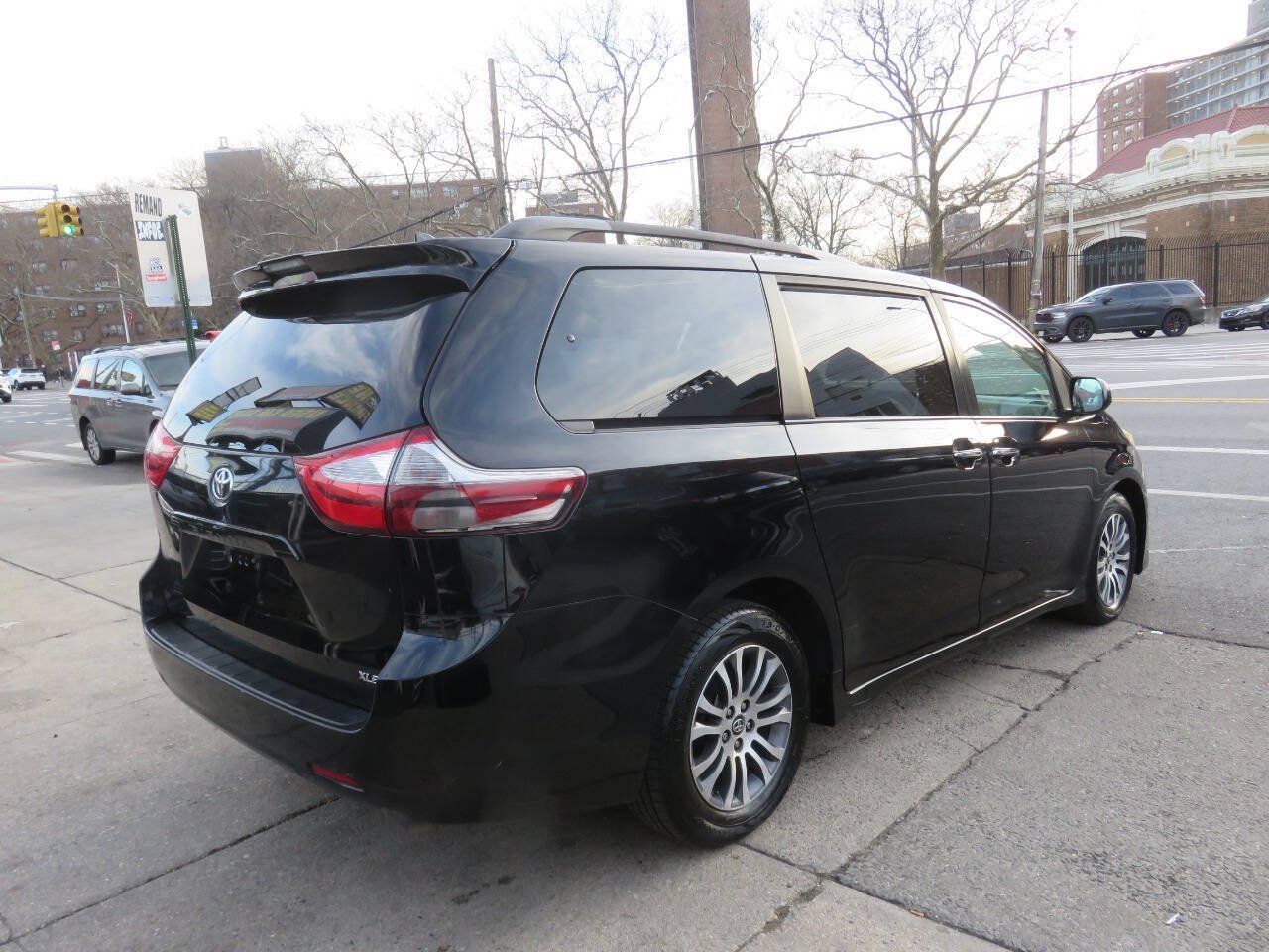 Used 2019 Toyota Sienna XLE FWD image 4