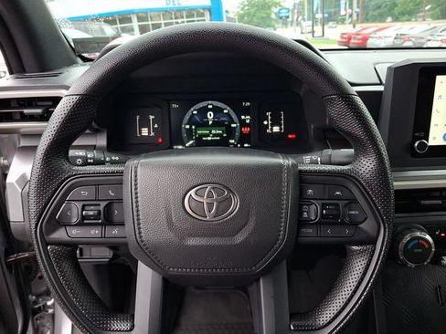 Used 2025 Toyota Tacoma SR5 AWD/4WD image 18