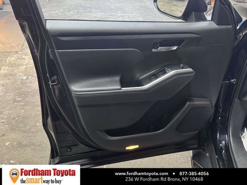 Used 2022 Toyota Highlander XLE image 15