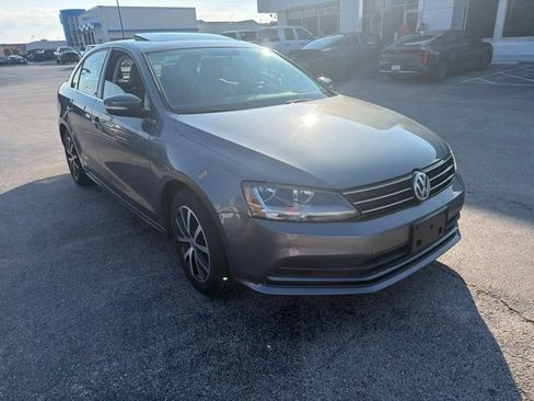 Used 2017 Volkswagen Jetta SE FWD image 2