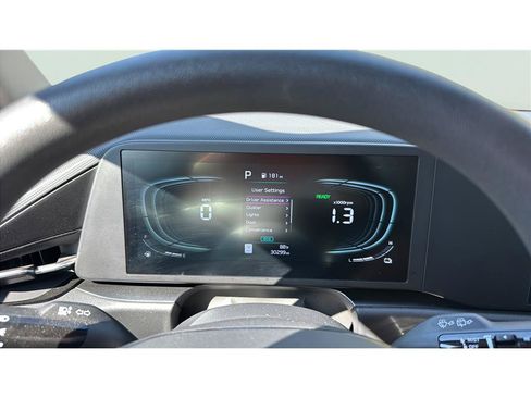 Used 2025 Kia Niro LX FWD image 33