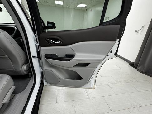 Used 2023 GMC Acadia SLT image 16