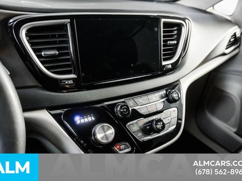 Used 2023 Chrysler Pacifica Touring-L FWD image 33