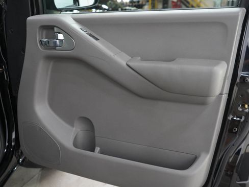Used 2012 Nissan Frontier SV AWD/4WD image 9