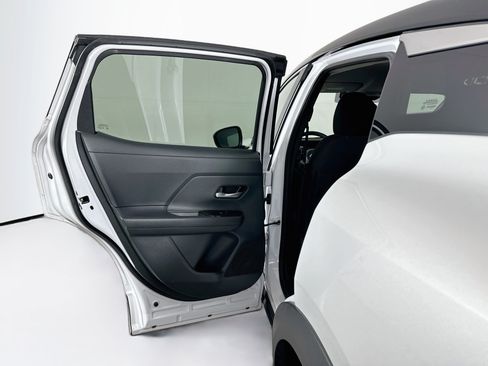 Used 2025 Nissan Kicks SV AWD/4WD image 24