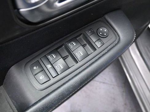 Used 2025 Chrysler Pacifica Select image 26