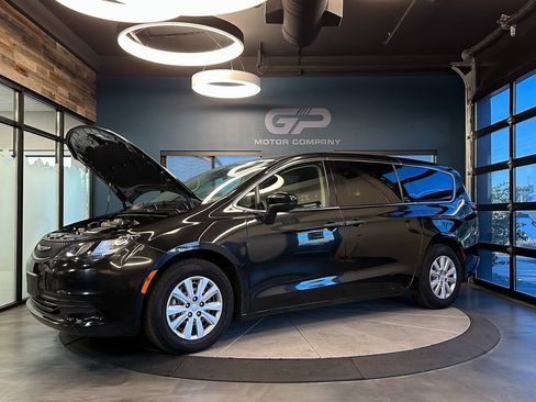 Used 2020 Chrysler Voyager L image 24