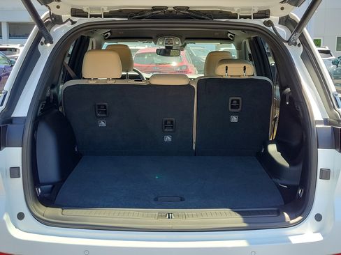 Used 2023 Jeep Grand Cherokee Limited w/ Black Appearance Package image 12