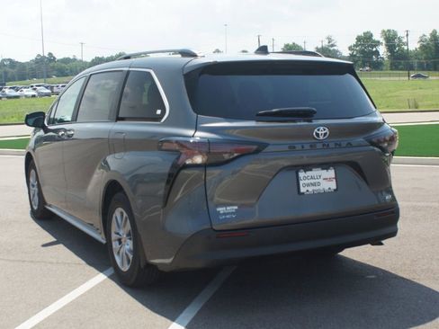 Used 2025 Toyota Sienna XLE w/ XLE Plus Package FWD image 17