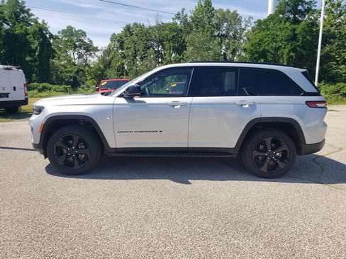 Used 2023 Jeep Grand Cherokee Altitude AWD/4WD image 7