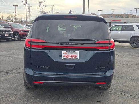 Used 2025 Chrysler Pacifica Limited w/ Uconnect Theater Family Group image 19