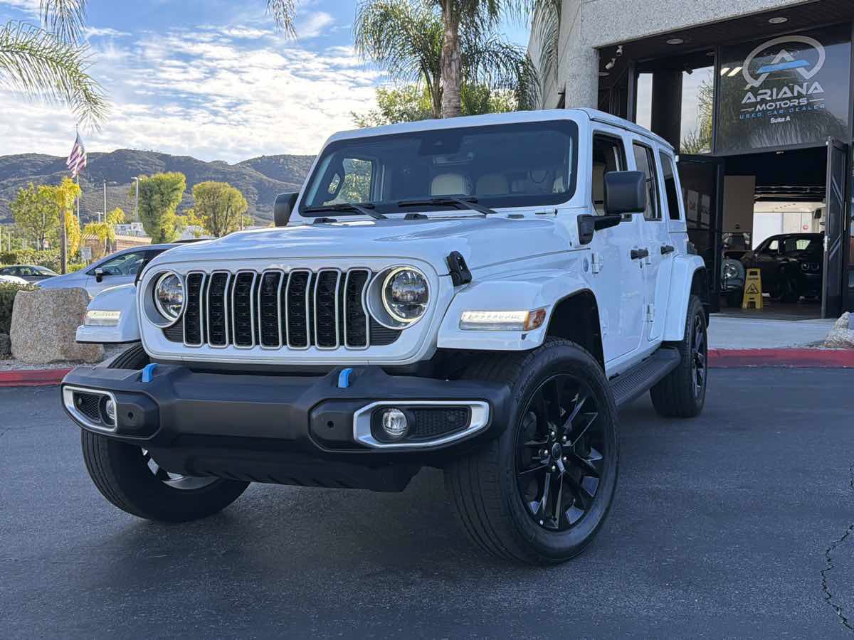 Used 2024 Jeep Wrangler Unlimited Sahara w/ Technology Group AWD/4WD image 2