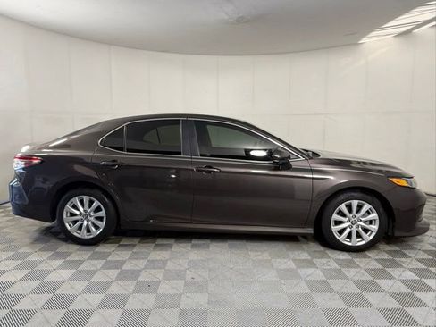 Used 2018 Toyota Camry LE FWD image 5