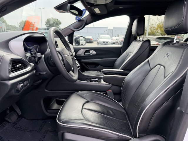 Used 2025 Chrysler Pacifica Limited FWD image 16