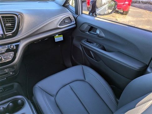 New 2026 Chrysler Pacifica Select image 19
