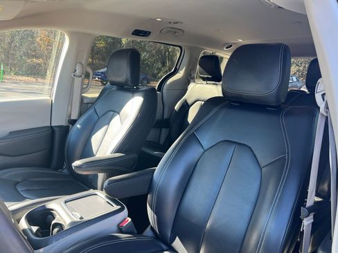 Used 2023 Chrysler Pacifica Touring-L image 24