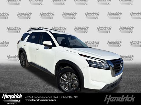 Used 2022 Nissan Pathfinder SV image 1