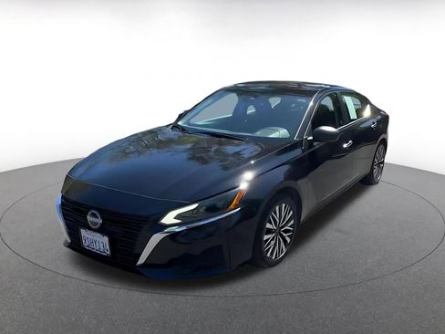 Used 2025 Nissan Altima 2.5 SV image 7