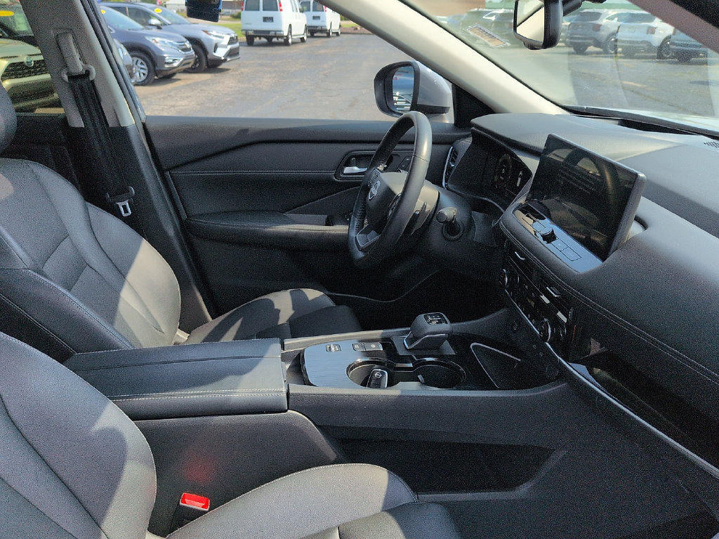 Used 2025 Nissan Rogue SL w/ SL Premium Package FWD image 7