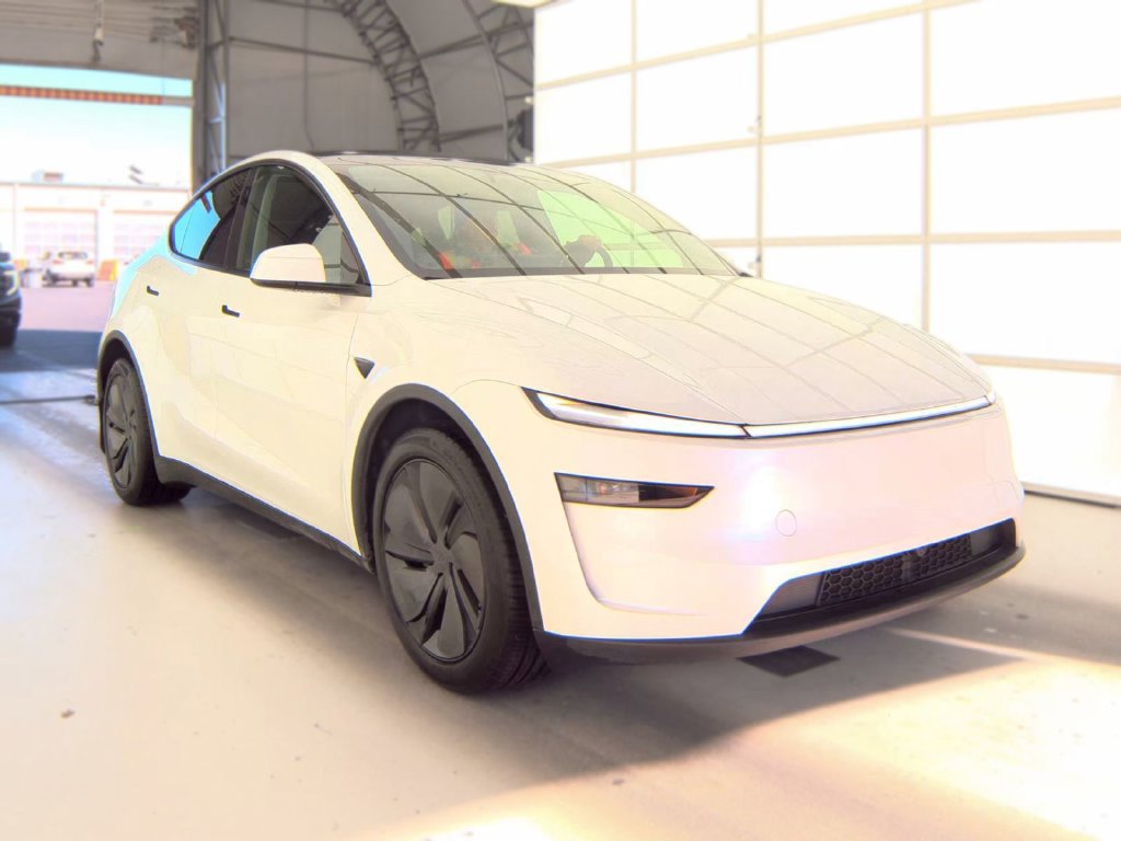 Used 2026 Tesla Model Y Long Range AWD/4WD image 1