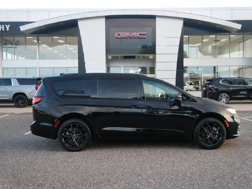 Used 2025 Chrysler Pacifica Limited AWD/4WD image 2