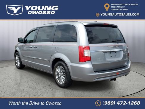 Used 2016 Chrysler Town & Country Touring-L FWD image 4