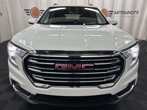 Used 2024 GMC Terrain SLT image 3