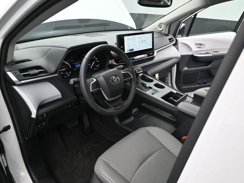 Used 2025 Toyota Sienna XLE w/ XLE Plus Package image 4